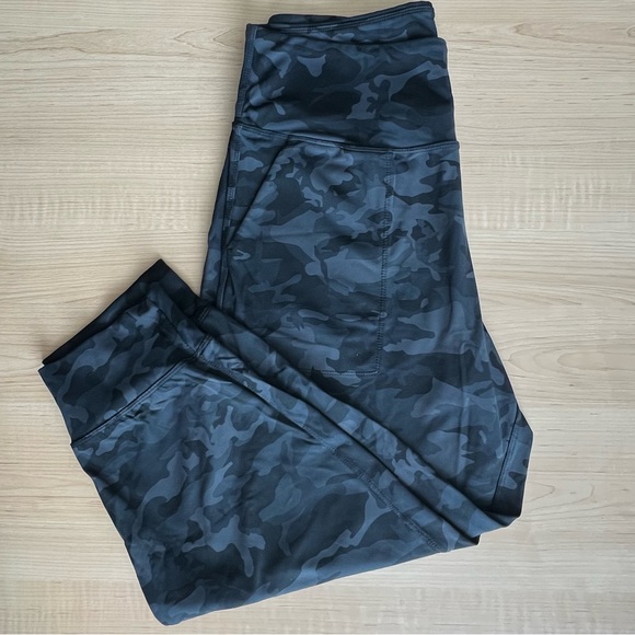 NWOT cropped jogger camo black and gray medium - Picture 6 of 6